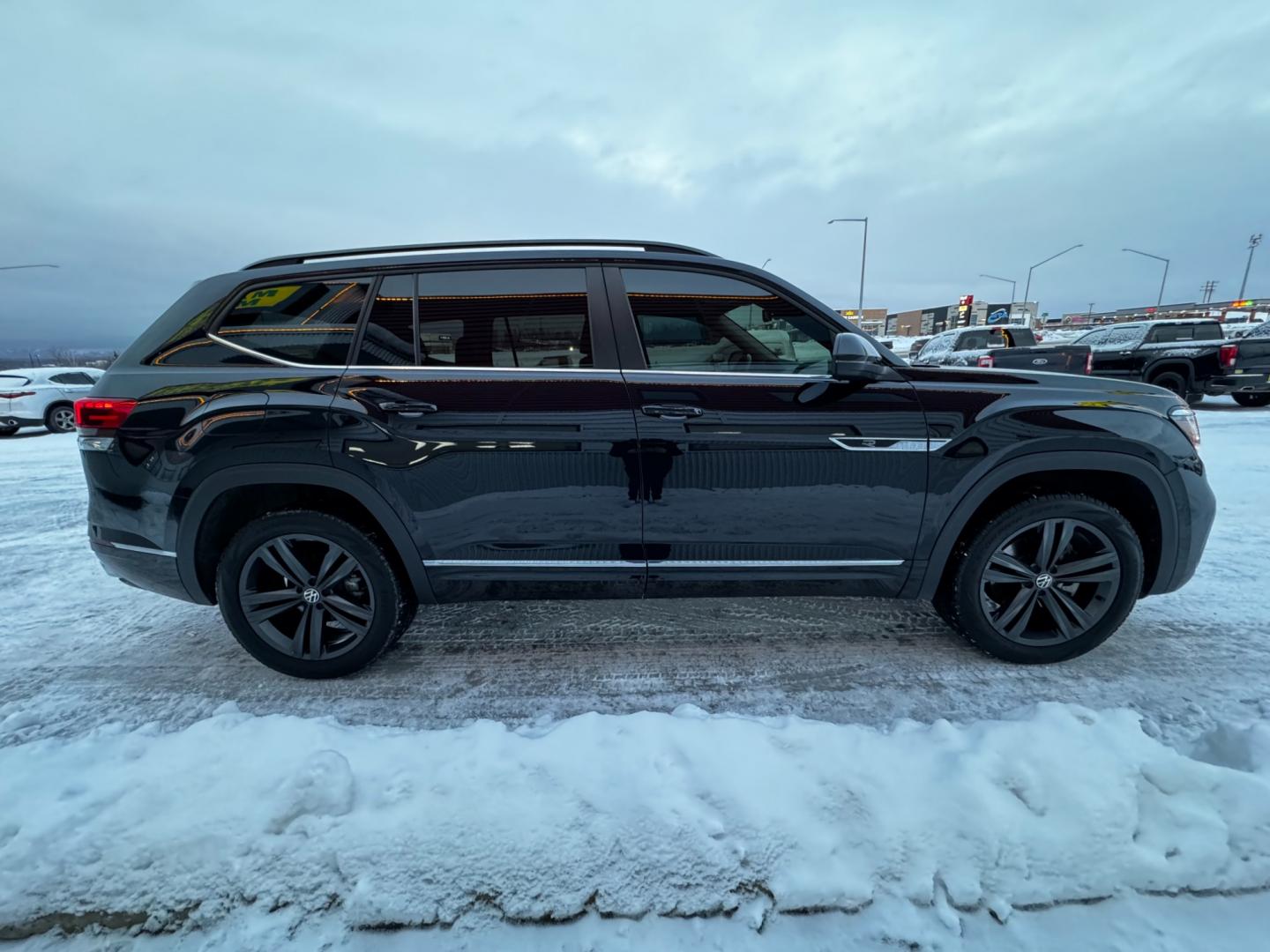 2021 Black /Black Volkswagen Atlas SEL 4-Motion (1V2RR2CA9MC) with an 3.6L V6 Gasoline engine, located at 1960 Industrial Drive, Wasilla, 99654, (907) 274-2277, 61.573475, -149.400146 - Photo#6